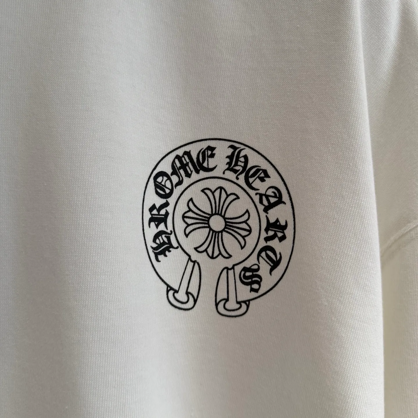 🅿️330 [Strict quality control] CH Crow Heart's new long-sleeved sweatshirt T-shirt. Heavy 340g double yarn fabric. Four flower positions on the front, back and left. Wash the whole garment twice. The four sides are frayed and torn. Heavy fabric. The neckline is made of icy Salona. Loose fit. Deep, wide and stylish. No deformation or shrinkage. Black and white color. Size: M-2xl